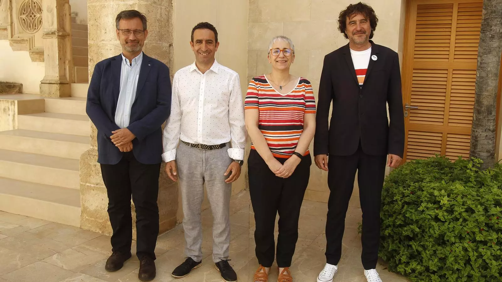 Els responsables de Política Lingüística dels tres territoris membres de la Declaració de Palma aquest divendres a Ca n'Oleo: F. Xavier Vila (Catalunya), Miquel Àngel Sureda i Beatriu Defior (Balears) i Rubén Trenzano (País Valencià).