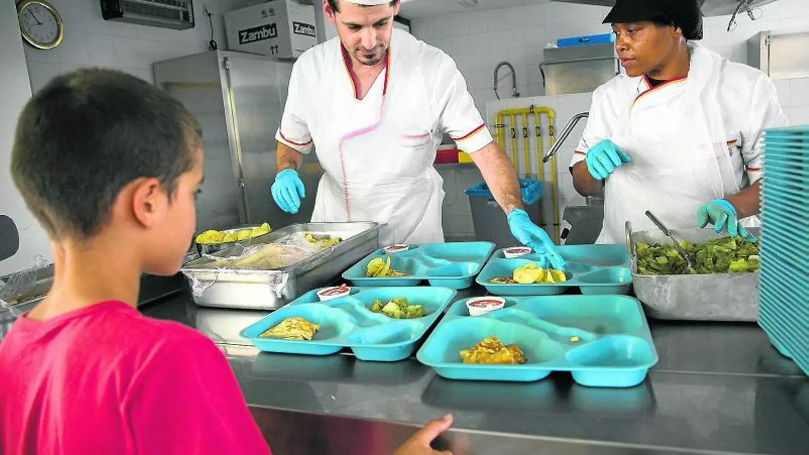 MENJADOR ESCOLAR A L'ESTIU L'escola Agustí Bartra de Terrassa ha obert aquest estiu per oferir servei de menjador als nens de famílies més desafavorides.