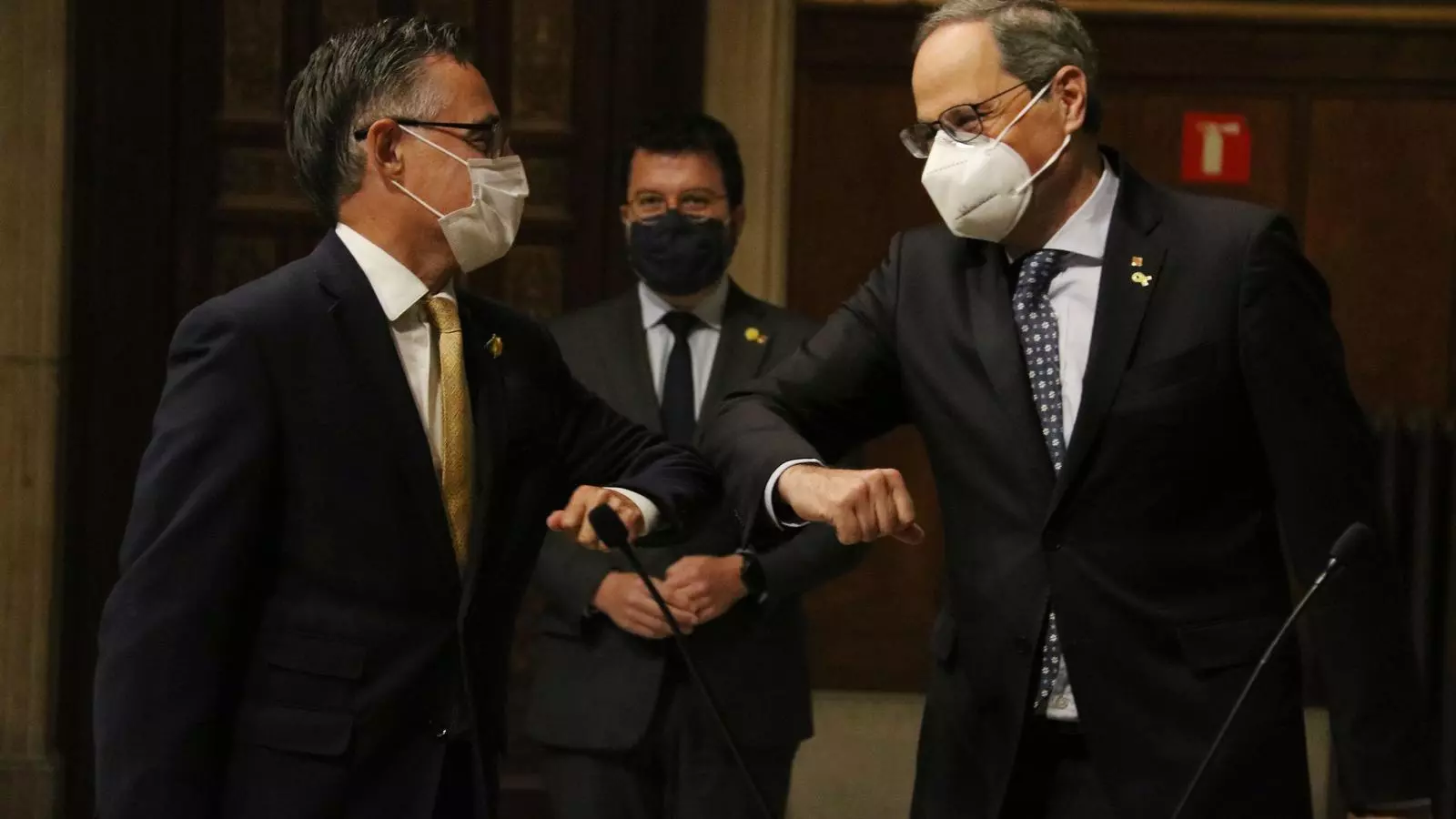 Quim Torra saluda Ramon Tremosa, substitut d'Àngels Chacón a la cartera d'Empresa, durant l'acte de presa de possessió dels nous consellers del Govern