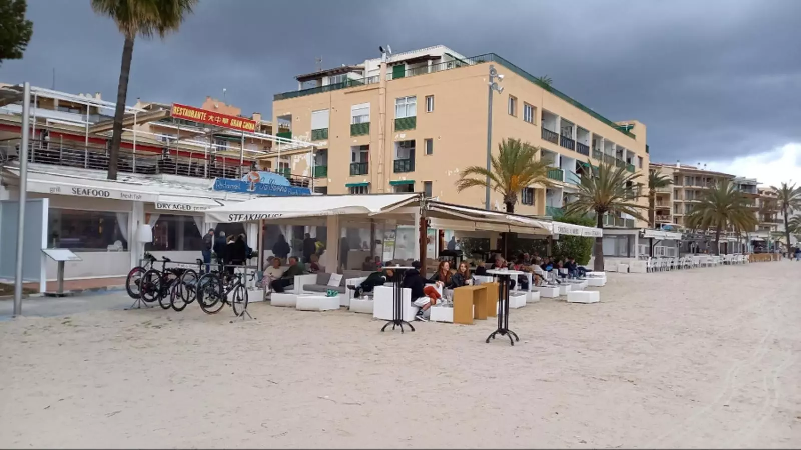 Terrasses denunciades a la platja d'Alcúdia