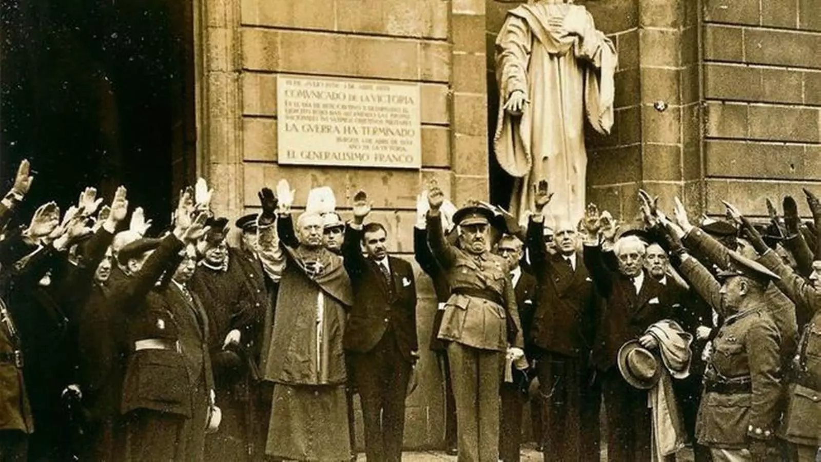 01. Descoberta de la placa que celebrava la victòria feixista a l’Ajuntament de Barcelona el 19 de maig del 1939, amb l’alcalde Miquel Mateu al mig amb vestit fosc. 02. Pius Font i Quer, el tercer per la dreta, en una de les expedicions a l’Àfrica per investigar la flora de la zona.