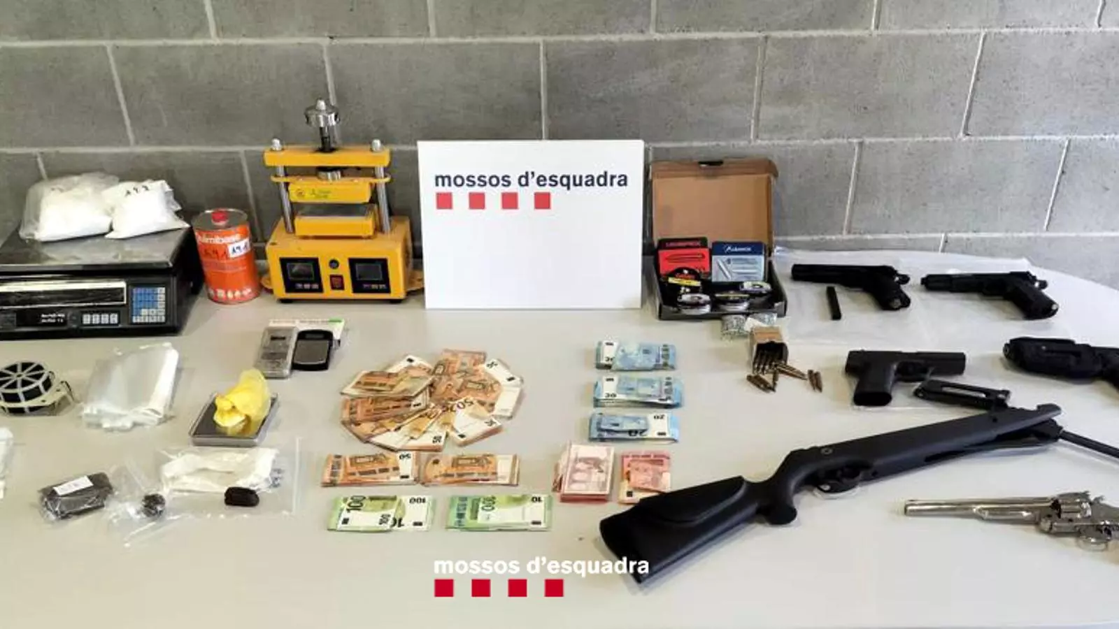 Armes decomissades pels Mossos d'Esquadra en un operatiu contra una plantació de marihuana a Esparreguera