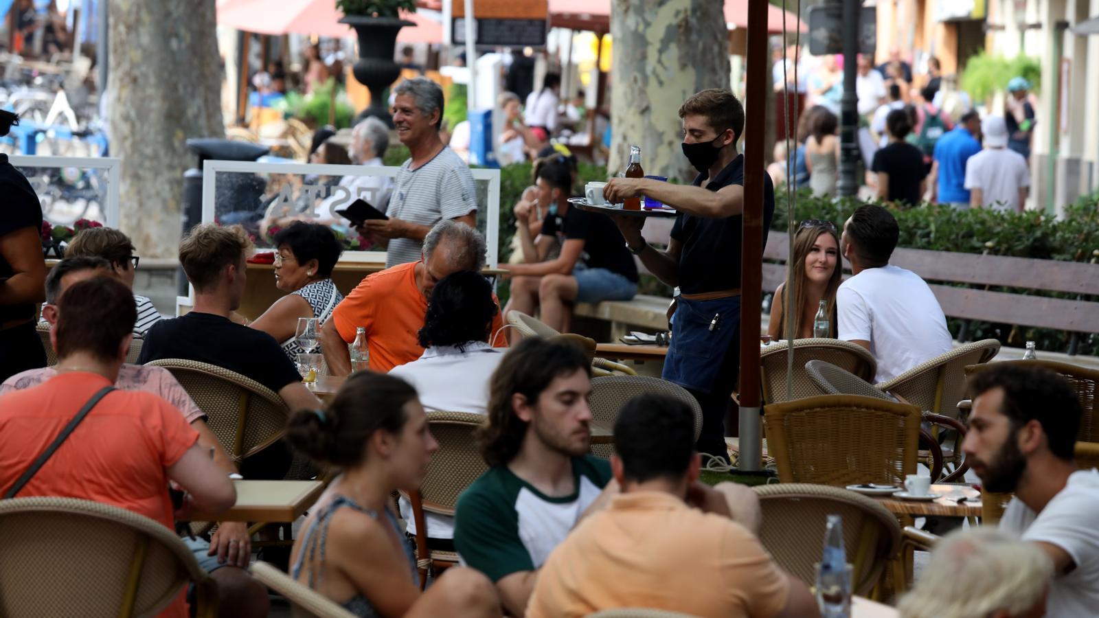 Un cambrer fent feina en una terrassa de Palma.