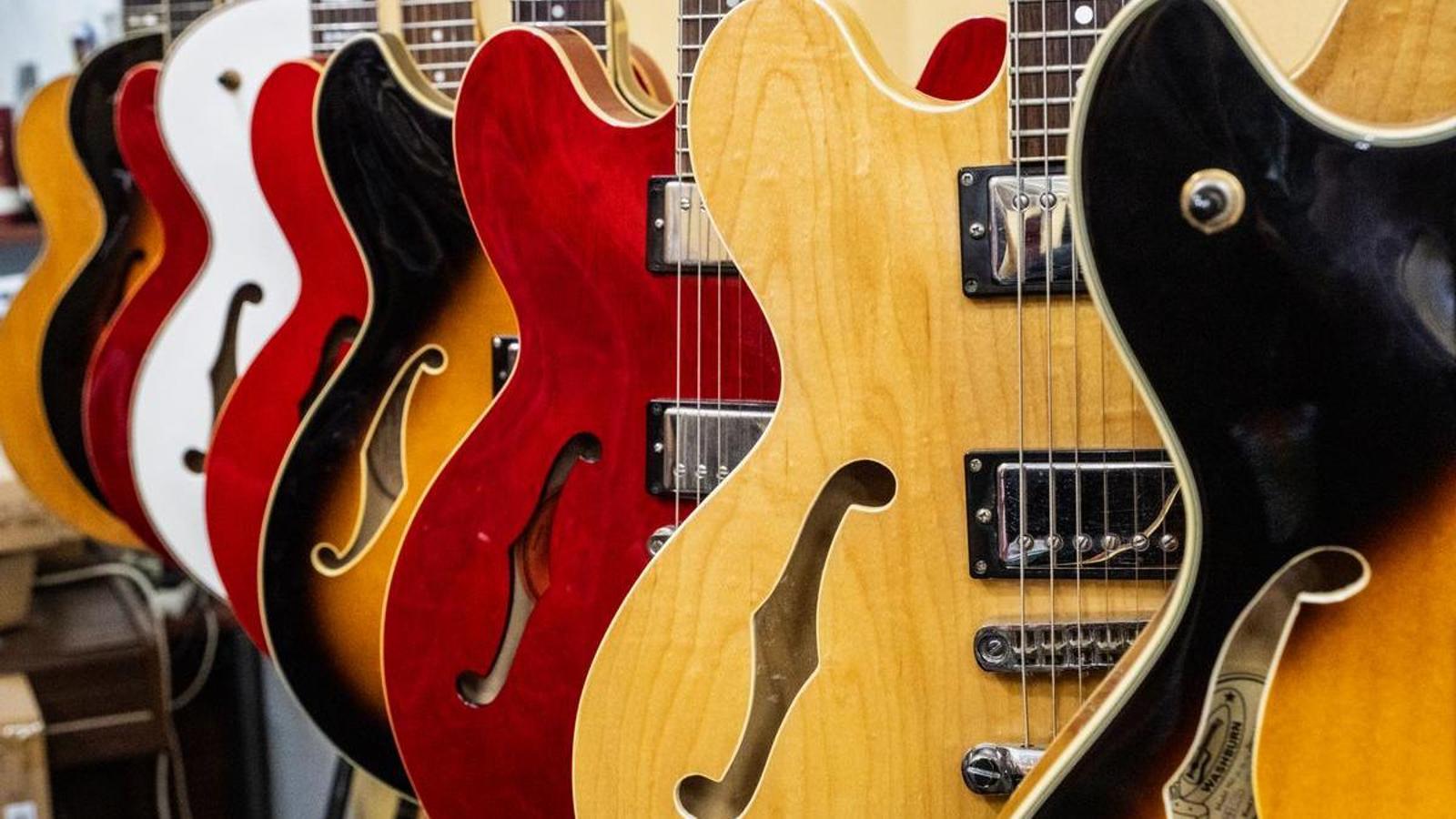 Guitarras en la tienda Guitarland, en el barrio barcelonés de Gràcia.