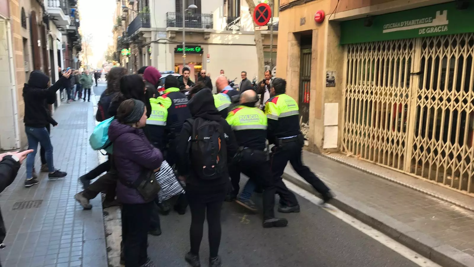 Agents dels Mossos fent fora els concentrats de la Travessera de Gràcia de Barcelona