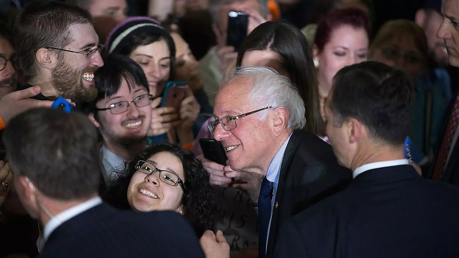 Sanders rebent el suport de simpatitzants, dissabte, abans de començar el míting a Wisconsin.
