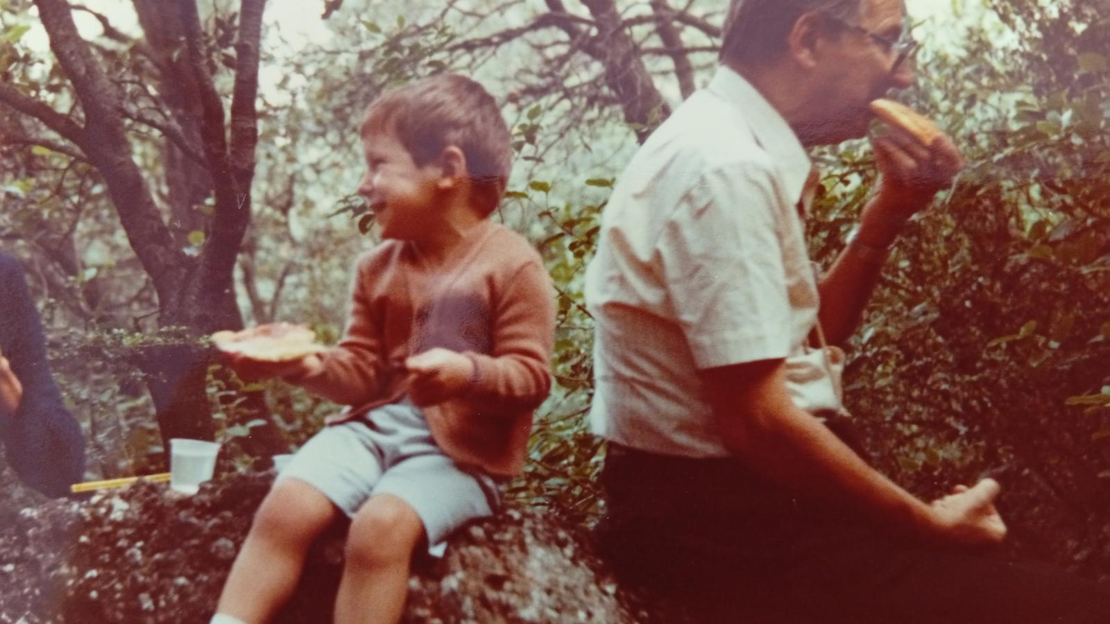 Josep Pedrals de excursión y comiendo coca con el padre