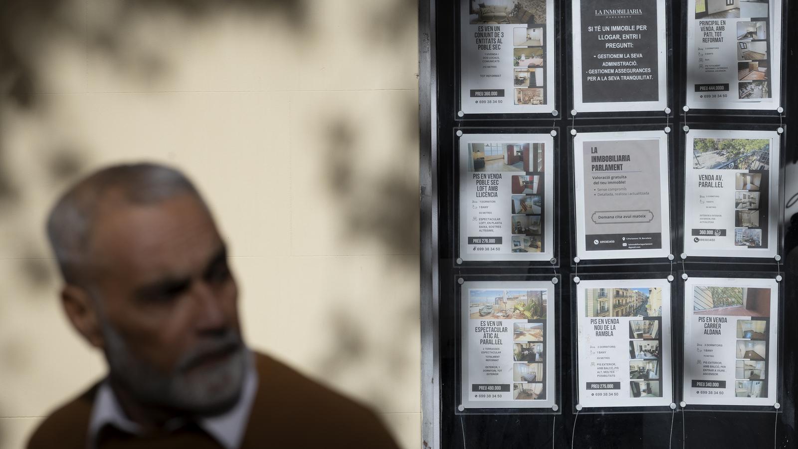Ofertas de pisos e hipotecas en una agencia inmobiliaria.
