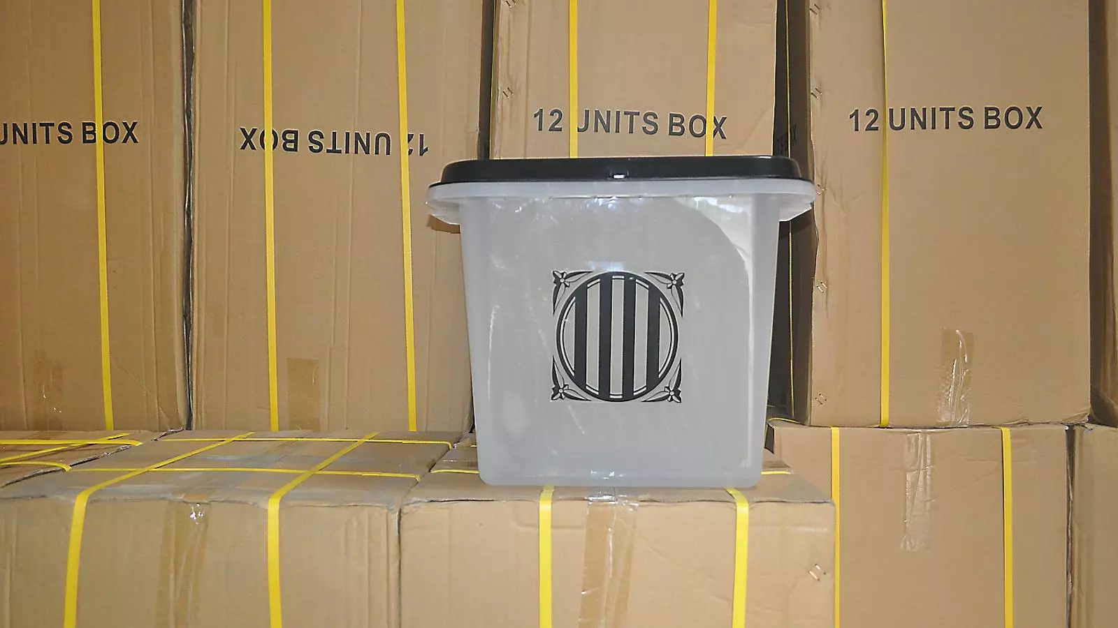 Imatge en exclusiva del magatzem de la Catalunya Nord en què es van guardar les deu mil urnes del referèndum en caixes de dotze unitats.