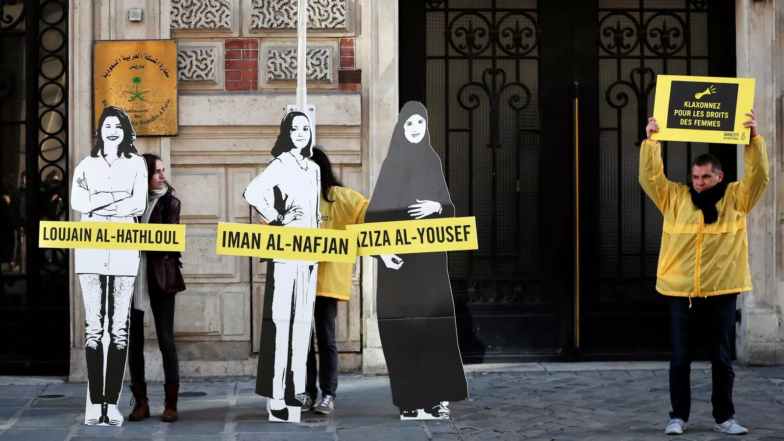 Un grup de persones convocades per Amnistia Internacional reclamen l'alliberament de les activistes Loujain al Hathloul, Eman al Nafjan i Aziza al Yousef davant l'ambaixada de l'Aràbia Saudita a París