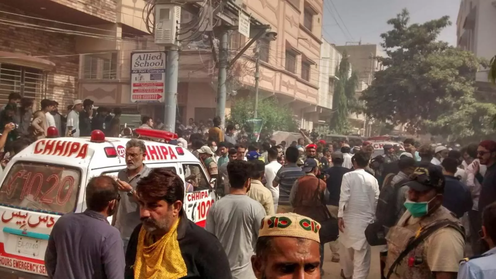 Una ambulància s'obre pas aquest divendres, en direcció al lloc de l'accident, en una àrea residencial a prop de l'aeroport de Karachi