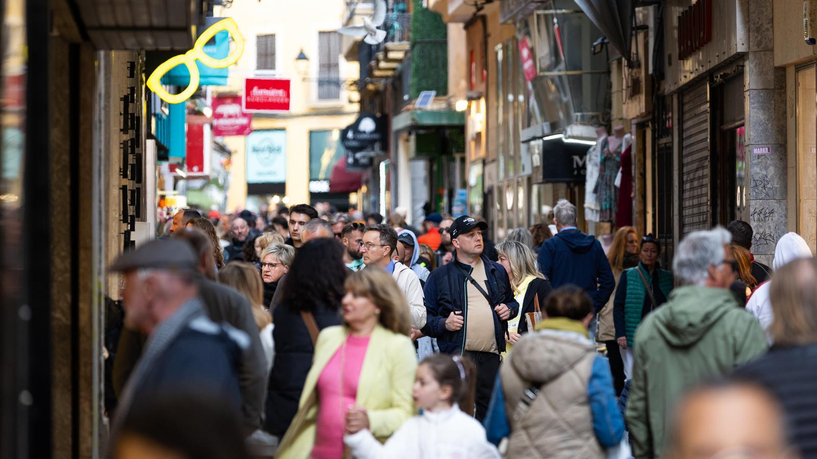 Decenas de turistas caminando por el centro de Palma