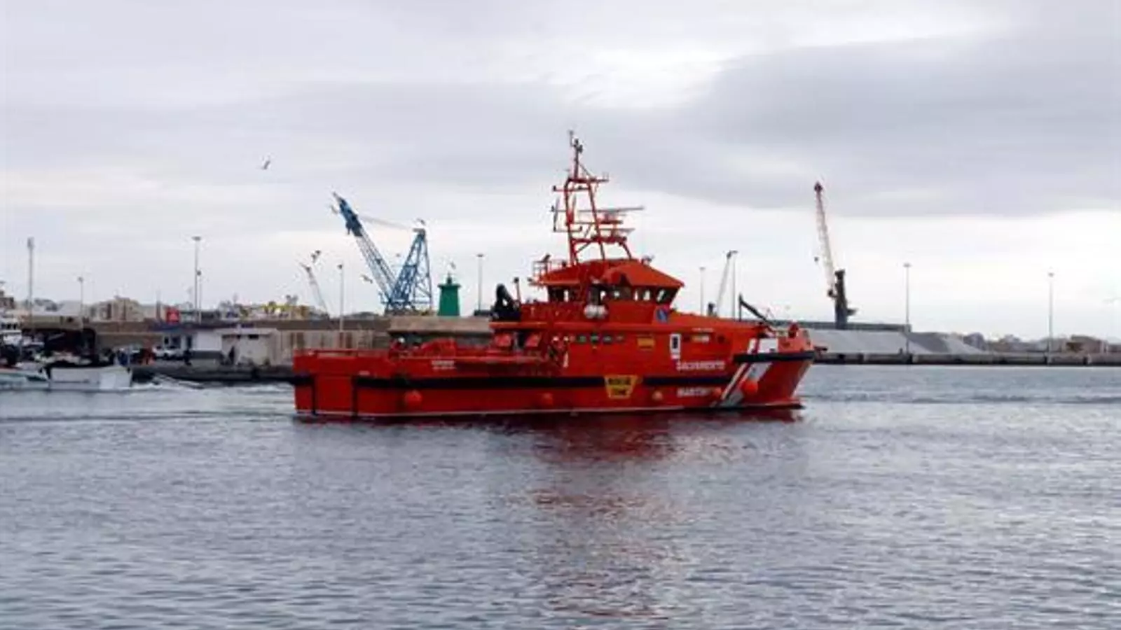 Dotze persones han mort i onze han desaparegut en una pastera rescatada al mar d'Alboran.