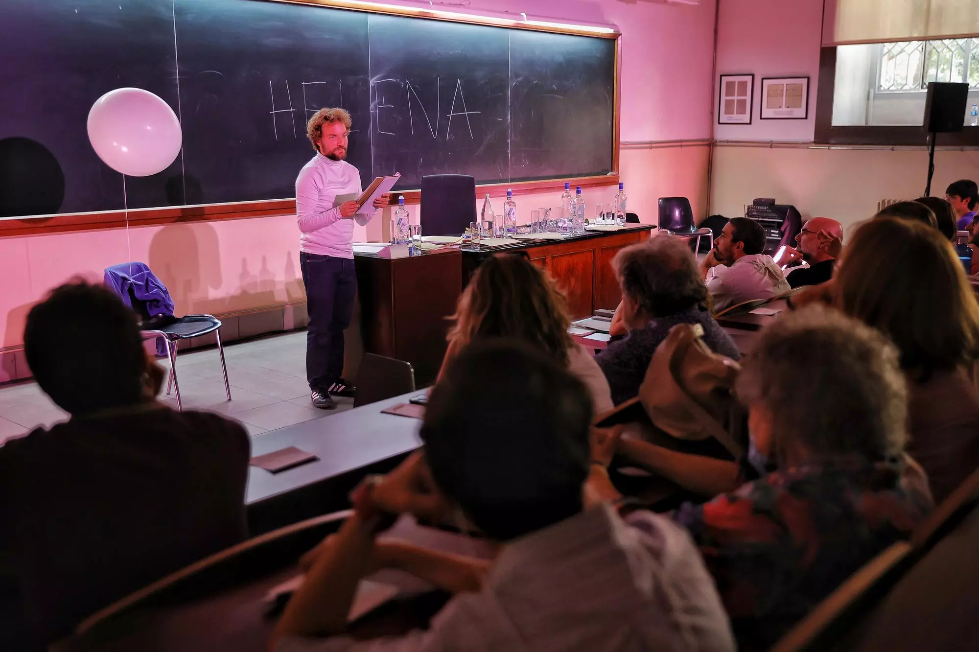 Pol López, transformat en Gabriel Ferrater a l'obra 'Vull subornar la joventut'