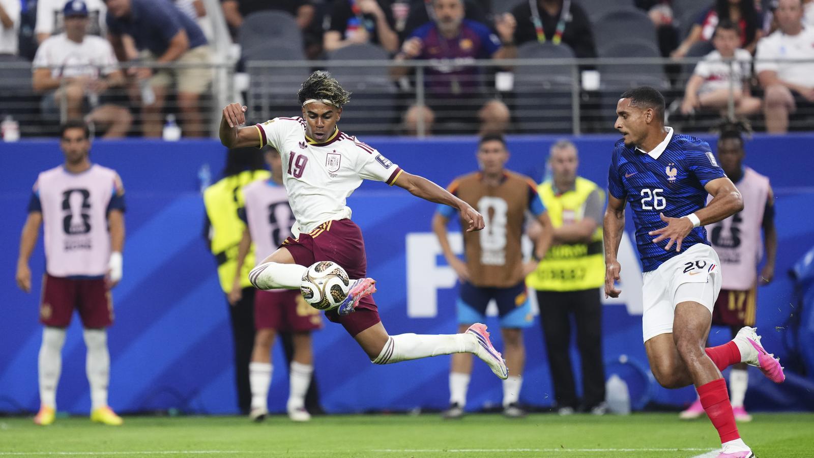 Lamine Yamal controla el balón durante la semifinal del Mundial contra Francia.