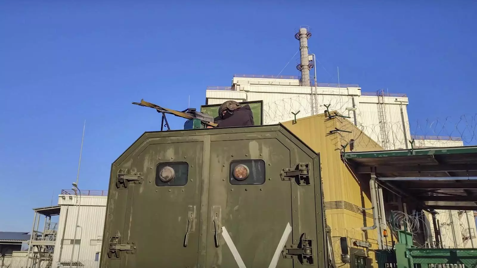 Soldats russos davant de la central nuclear de Txernòbil a Pripyat, Ucraïna