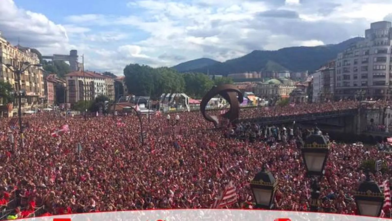 L'afició de l'Athletic ha acompanyat l'equip per l'Ajuntament de la ciutat / ATHLETIC CLUB