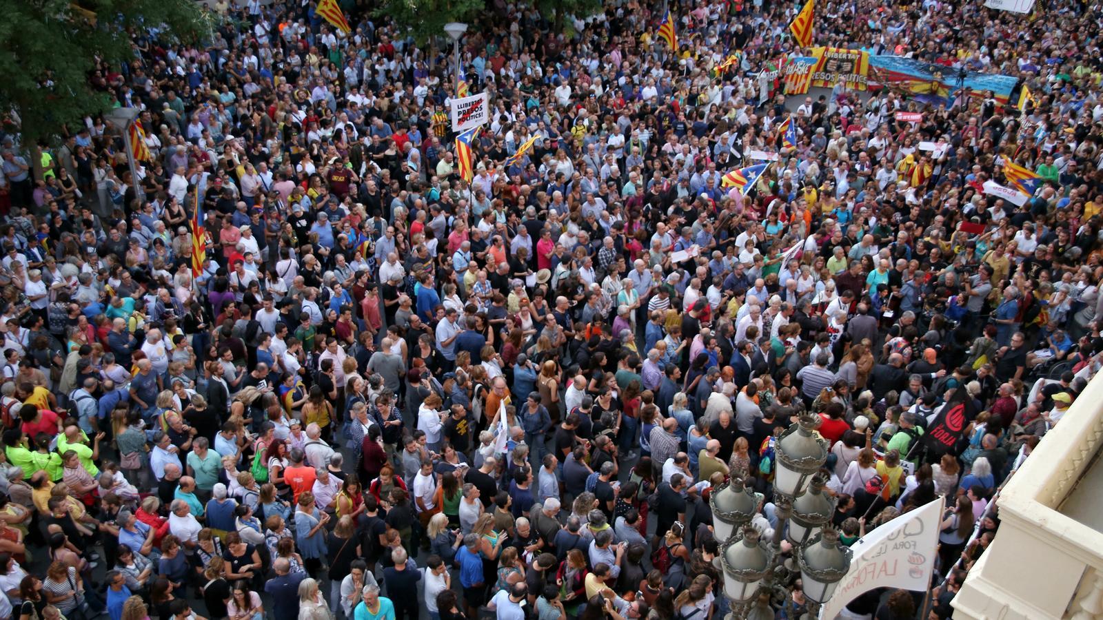 Centenars de persones s'han concentrat aquest dilluns a la tarda a la Plaça Doctor Robert de Sabadell