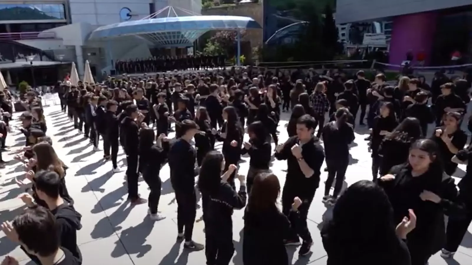 L'escola andorrana de segona ensenyança d'Encamp presenta un videoclip de percussió corporal