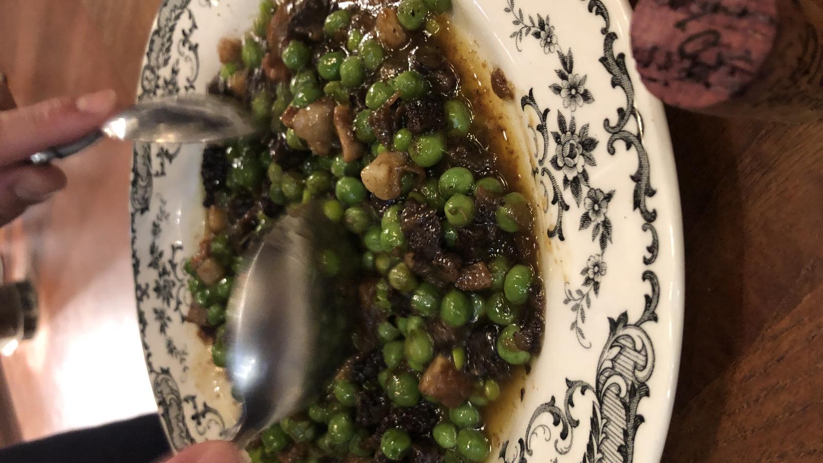 El plat de pèsols amb daus de botifarra de La Puntual