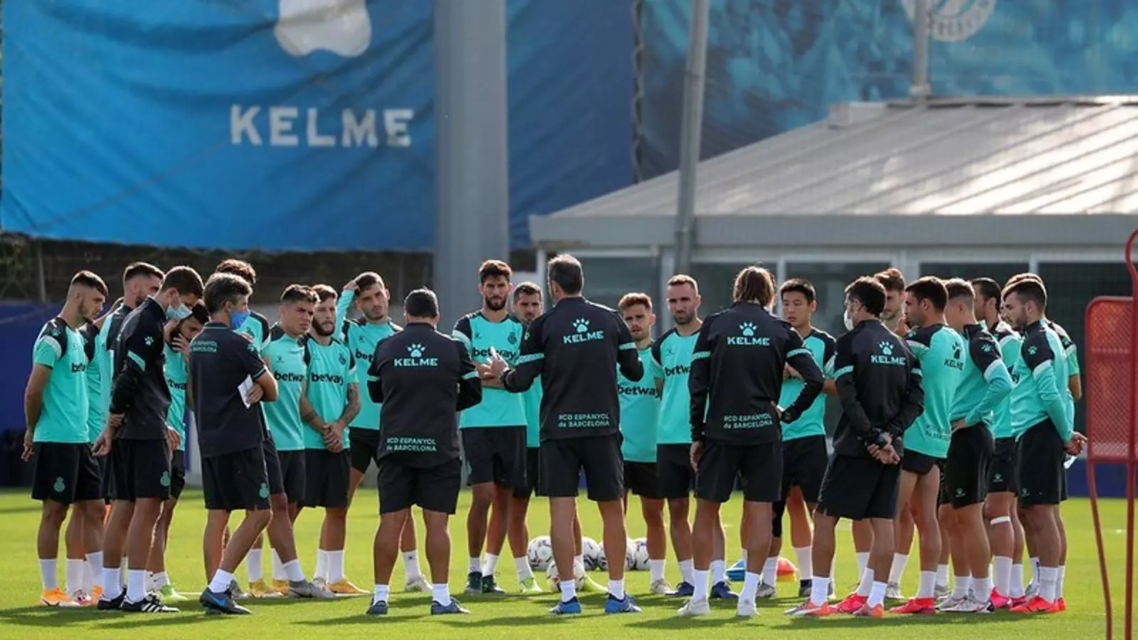 Vicente Moreno, dirigint un entrenament de la plantilla de l'Espanyol