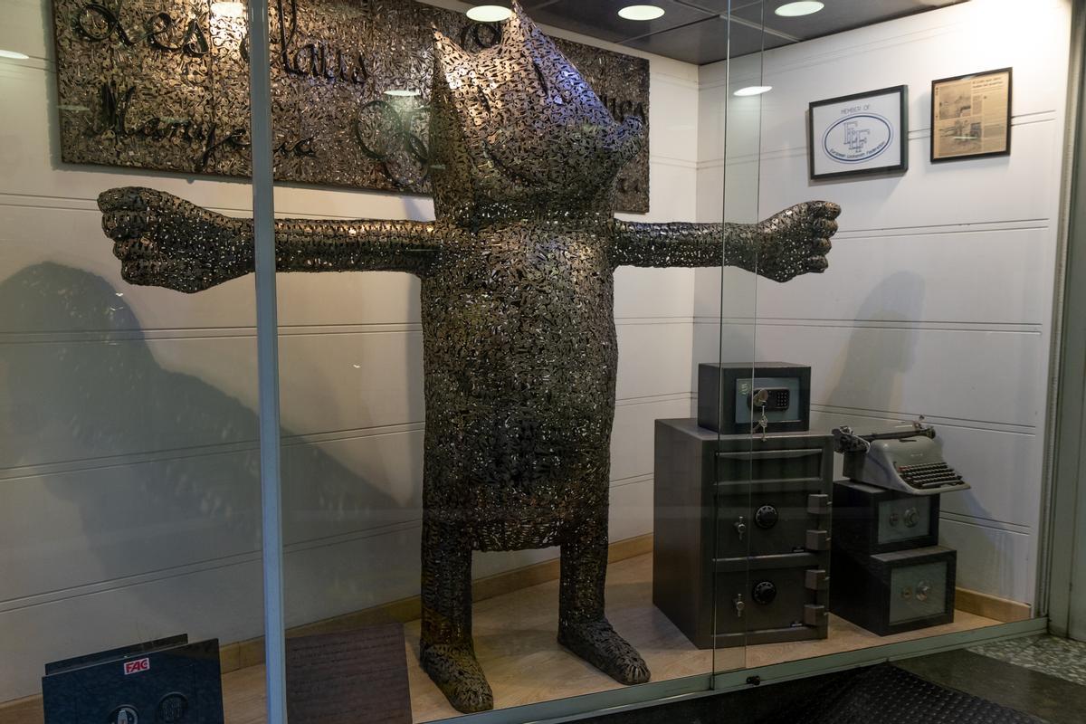 El Cobi fet de claus de la vila Olímpica que es troba a l'aparador de la manyeria J. Suari.