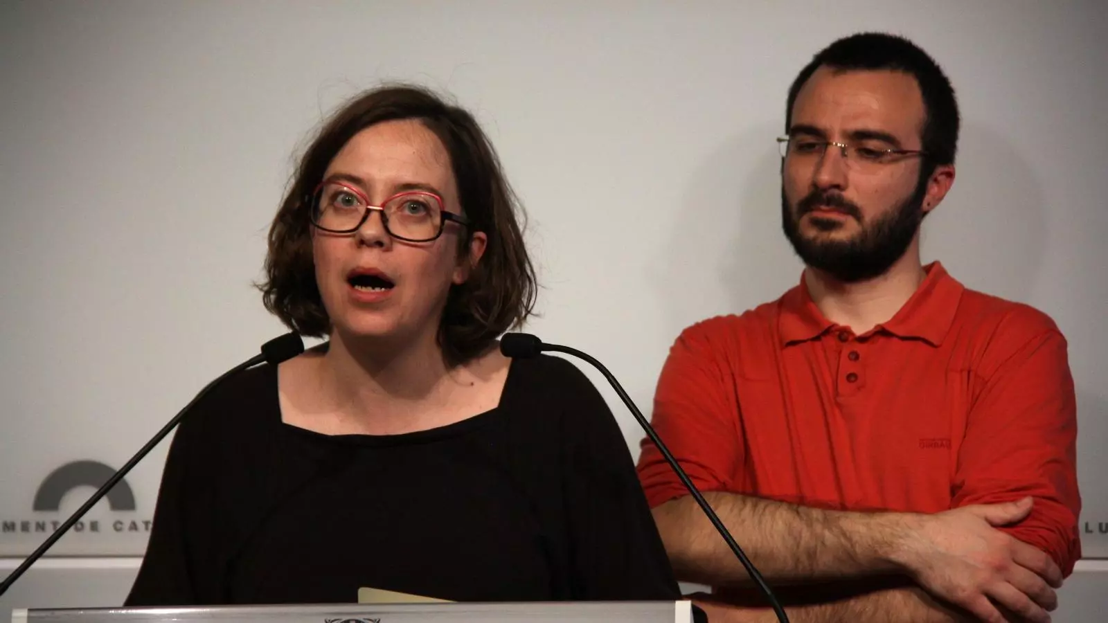 Els diputats de la CUP Eulàlia Reguant i Albert Botran durant la roda de premsa / ACN
