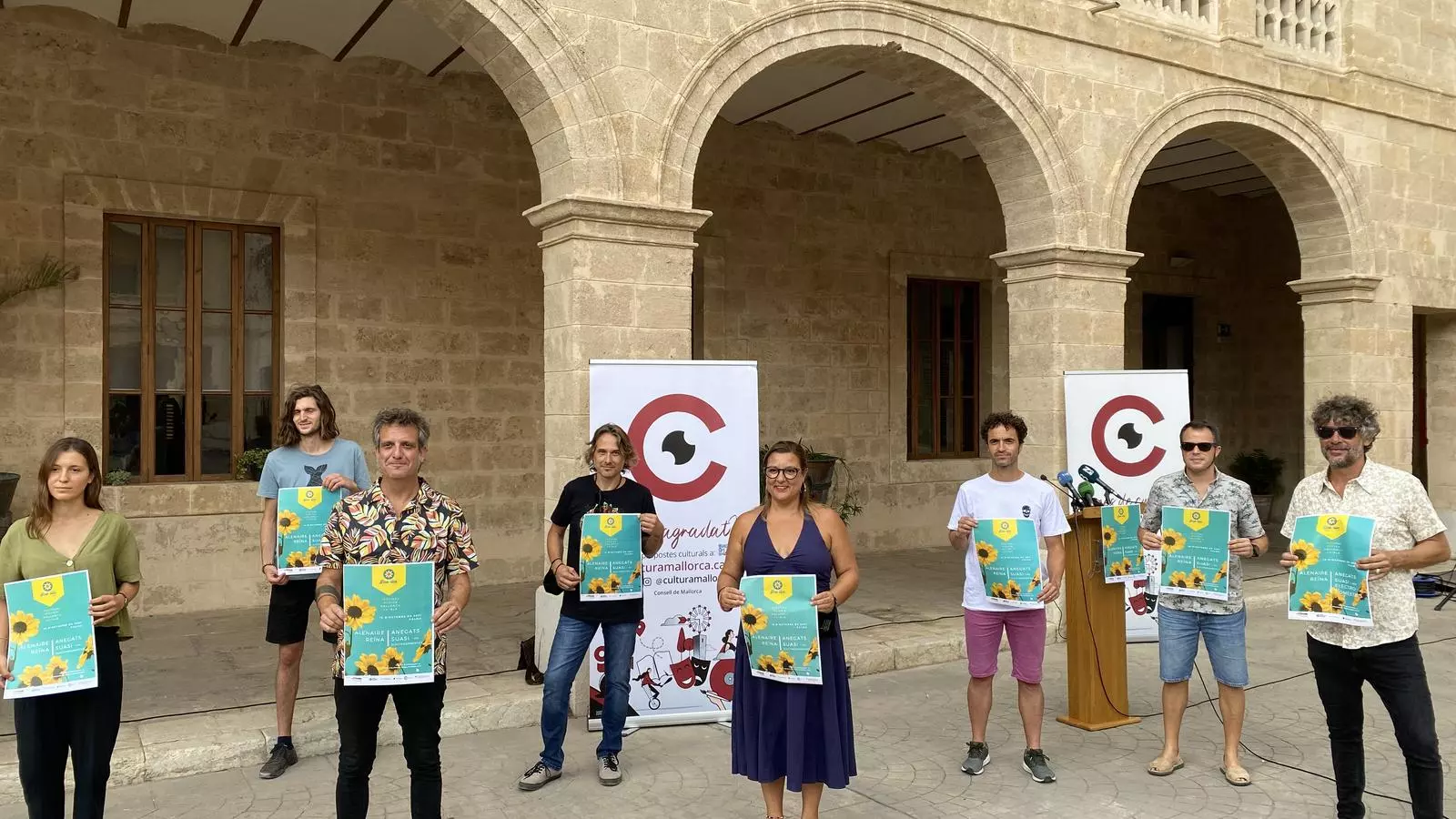 Diversos integrats de les bandes que participaran al Gira Illa Fest amb la vicepresidenta del Consell Bel Busquets.
