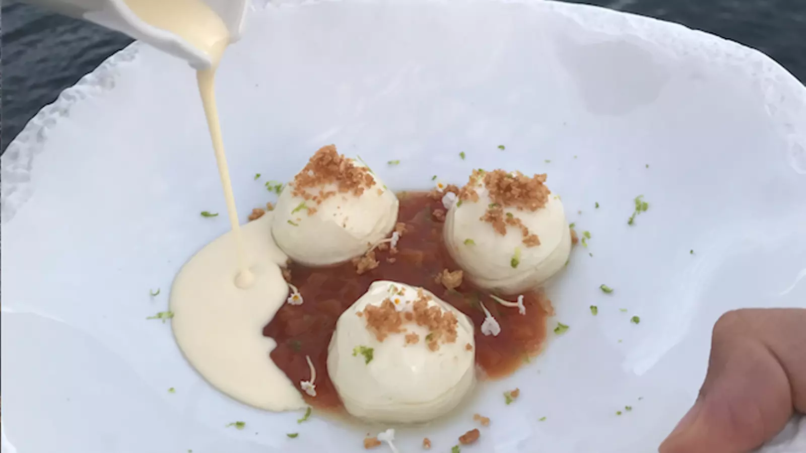 Esferes de brossat amb préssec, xocolata blanca i mel amb Lluc Guix