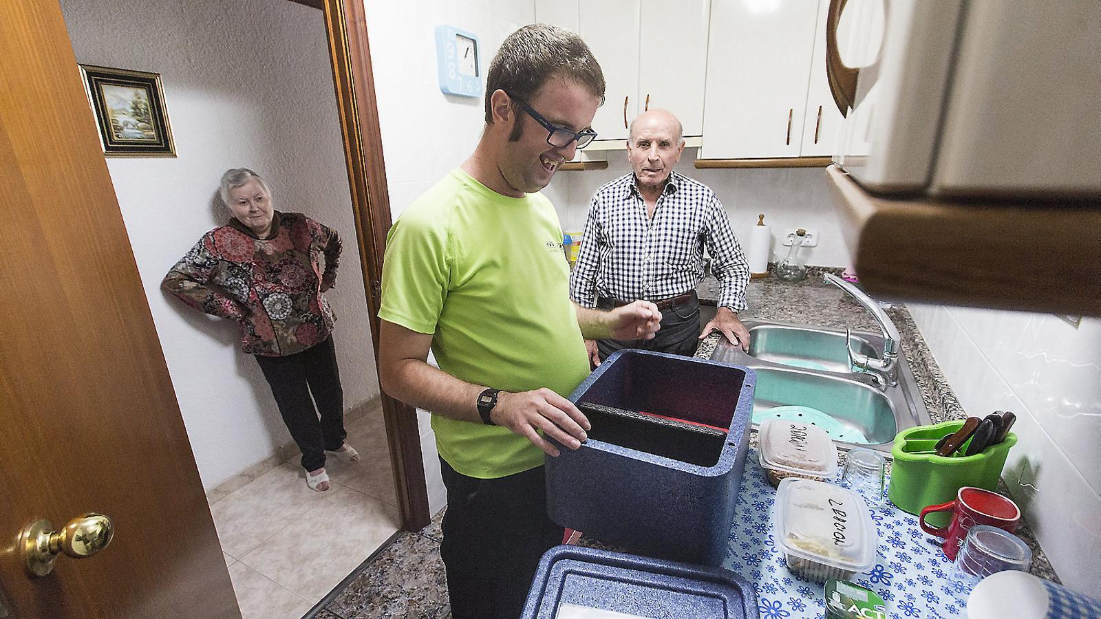 Àpats calents a domicili  per a la gent gran que viu sola