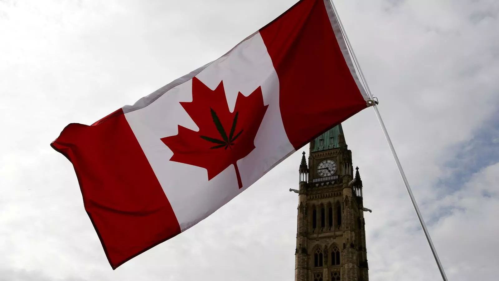 Una bandera canadenca amb el dibuix d'una fulla de marihuana oneja davant del Parlament canadenc, a Ottawa