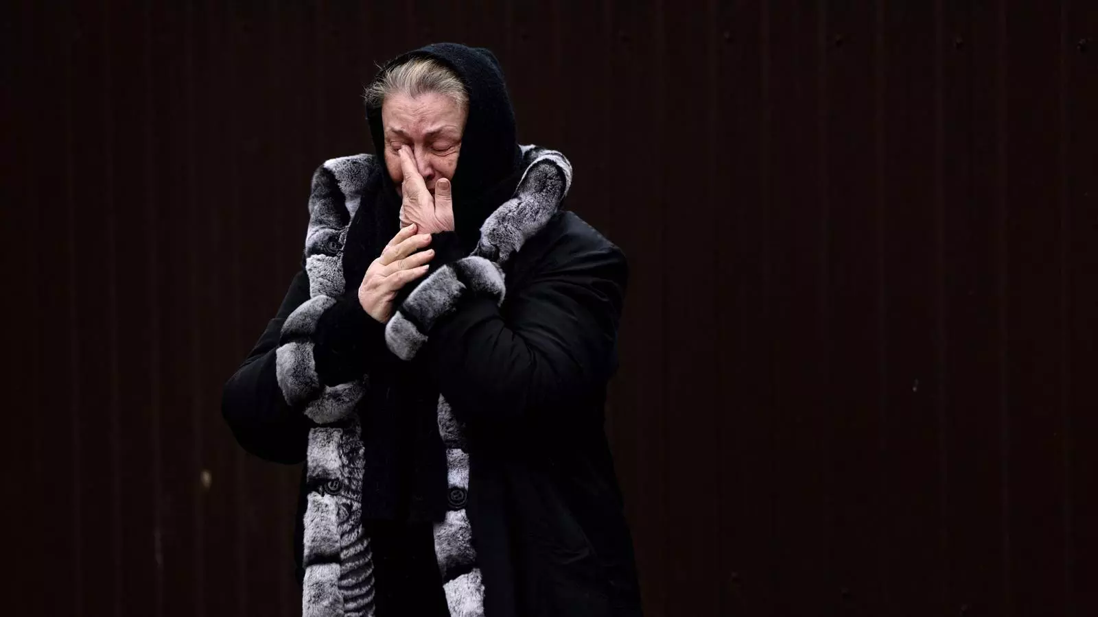 Tetiana Ustymenko, veïna de Butxa plora la mort del seu fill, cremat al jardí de casa seva durant la invasió russa de la ciutat.