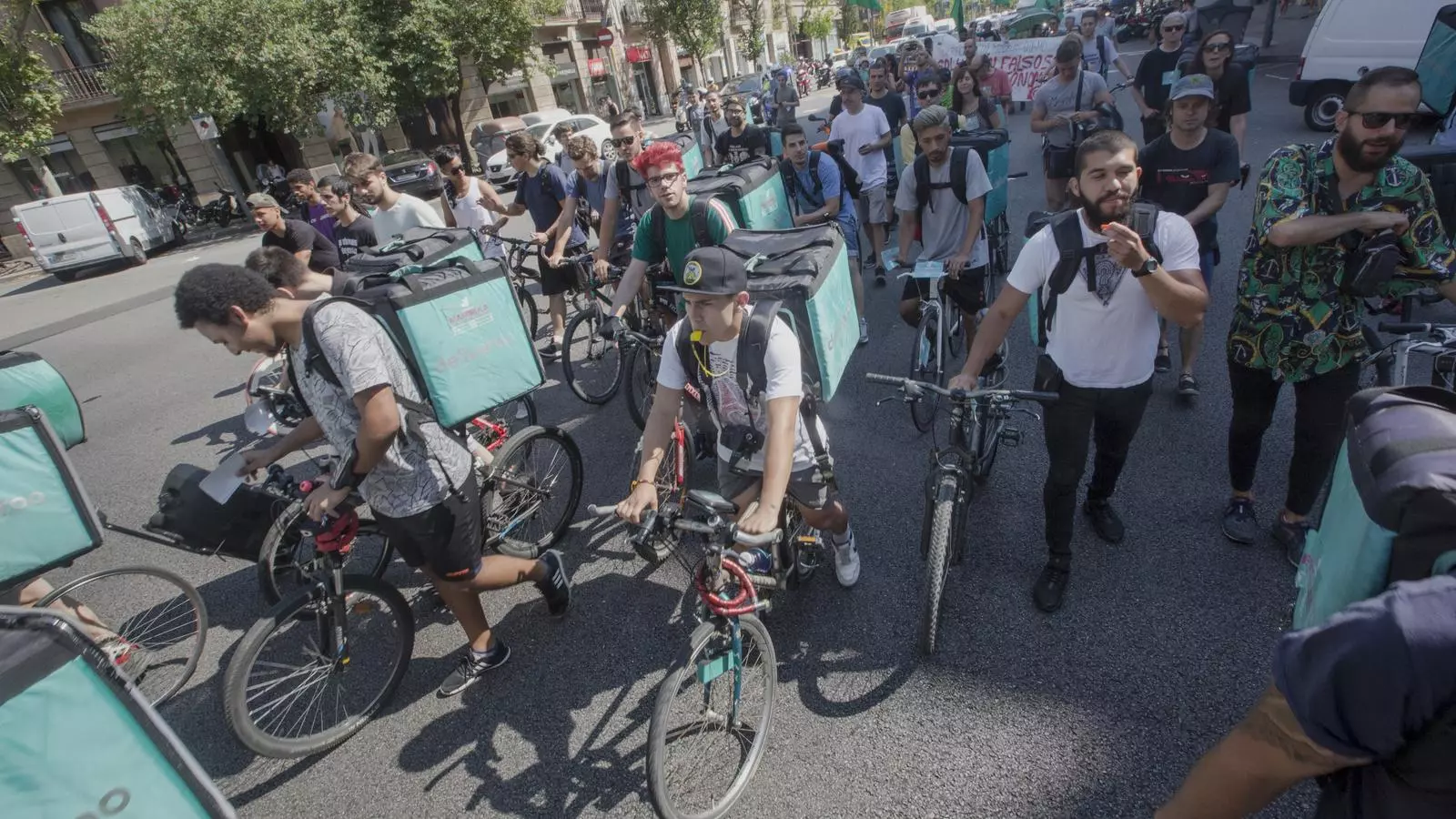 Els repartidors de Deliveroo manifestant-se al carrer Aragó