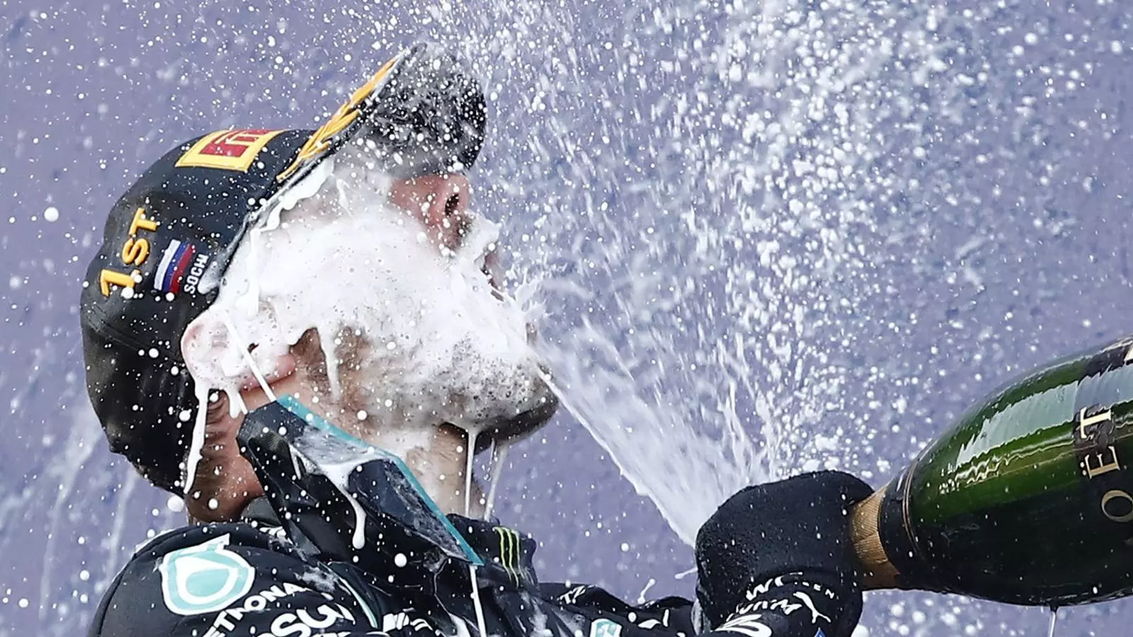 Valtteri Bottas celebrant la victòria al podi.