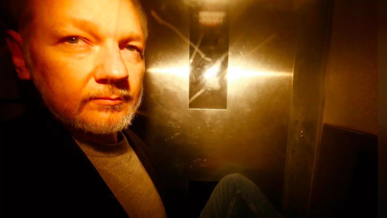 Julian Assange, ahir, en sortir del jutjat de Southwark, al sud de Londres, després de ser sentenciat a 50 setmanes de presó / HENRY NICHOLLS / REUTERS