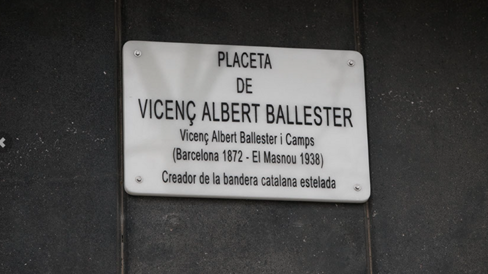 La placa dedica al creador de la bandera catalana estrellada