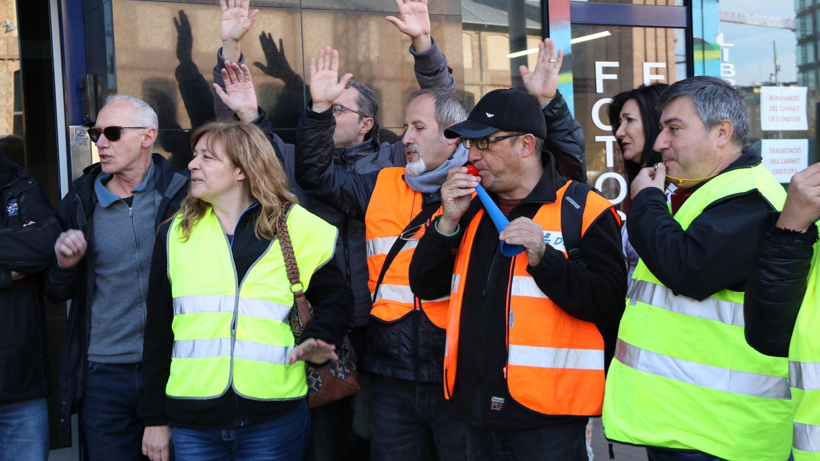 Examinadors de trànsit protestant davant la seu de la DGT a Barcelona, aquest matí.