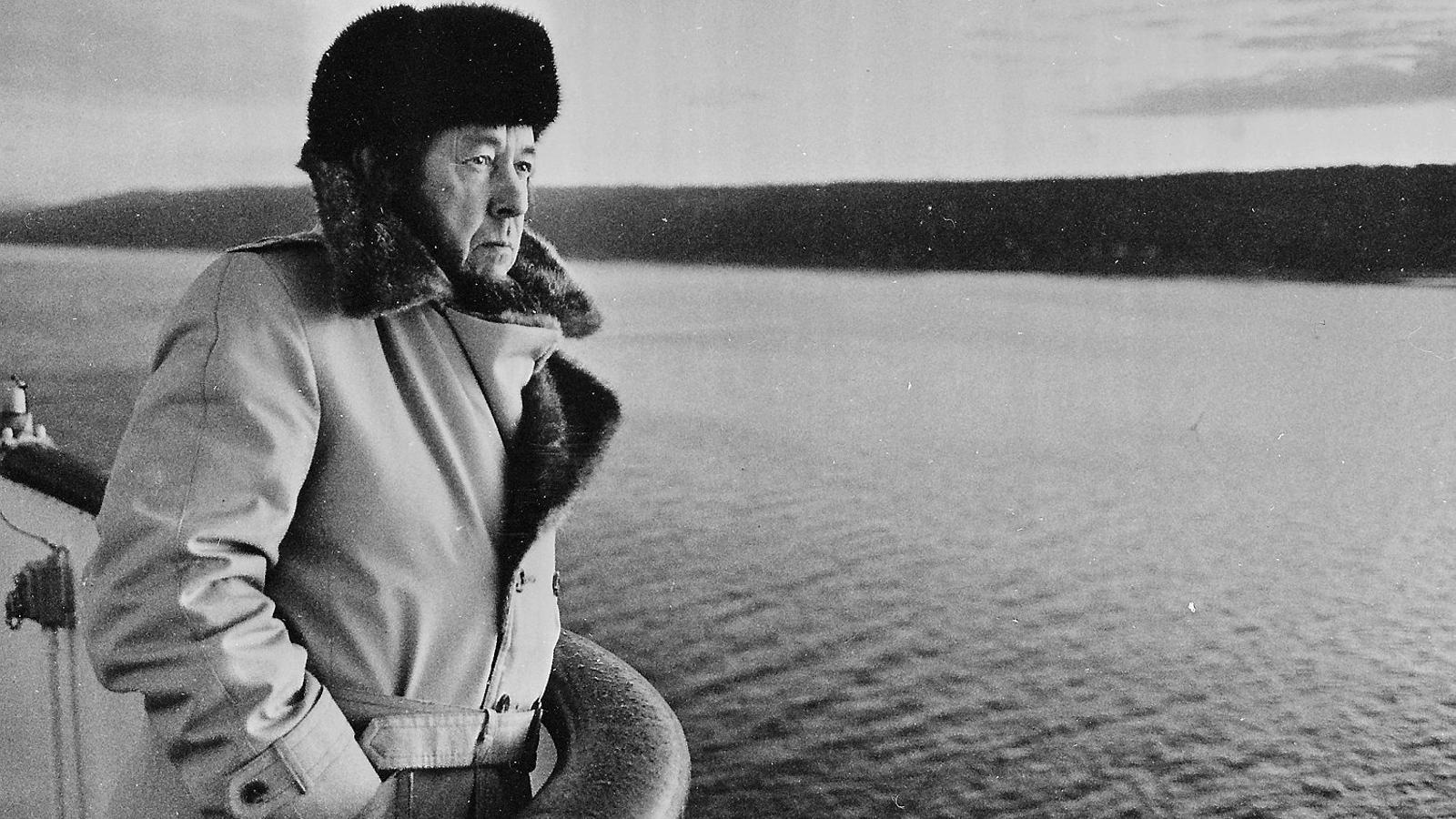 A la pàgina anterior, Soljenitsin quan encara estava exiliat en una visita que va fer a les costes noruegues. Al costat, el 1994, quan va tornar victoriós de l’exili a Rússia i va fer el viatge en tren de Vladivostok a Moscou rebut com un heroi i firmant exemplars dels seus llibres a totes les parades, com aquesta de Khabàrovsk.