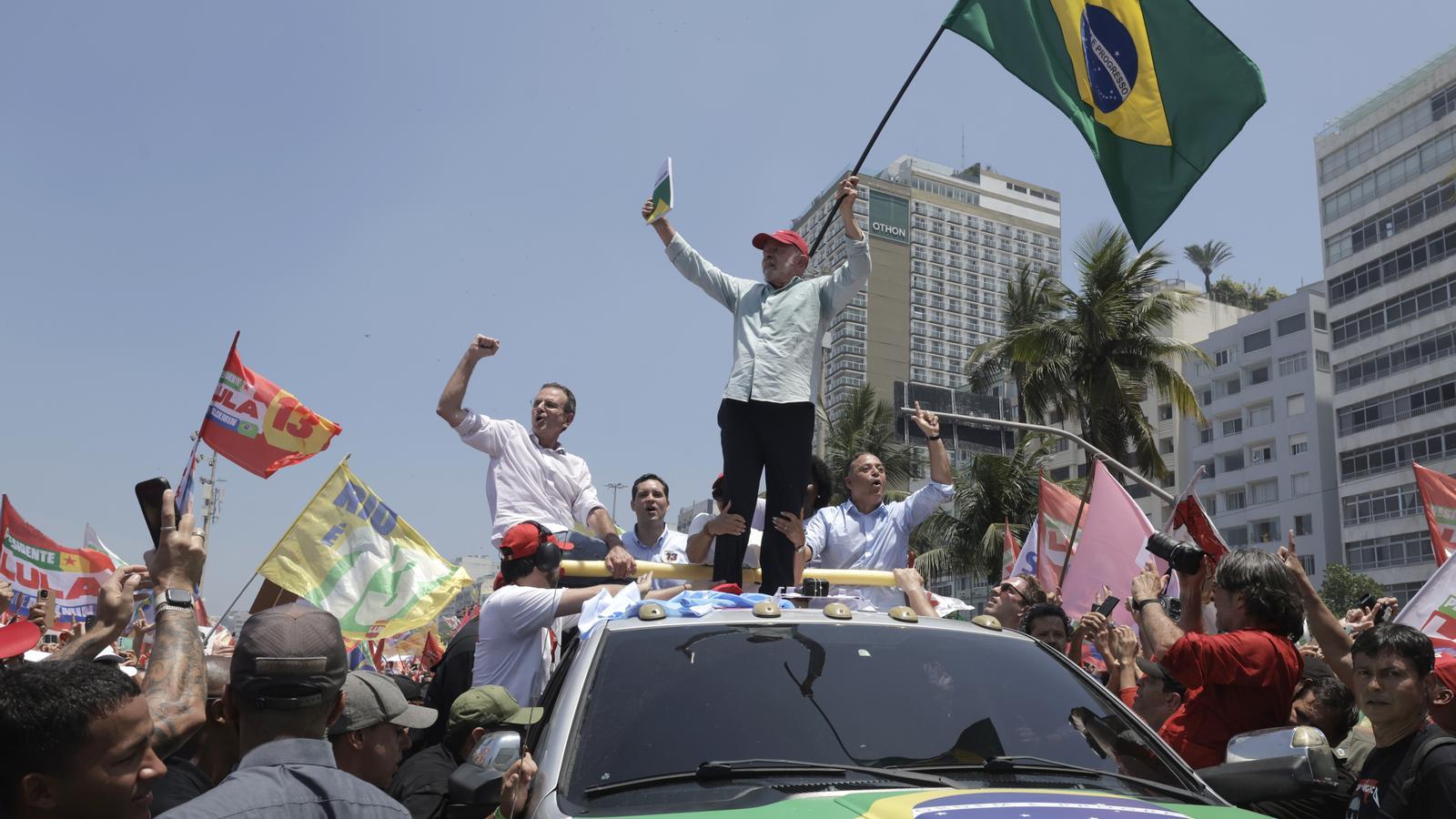 Lula da Silva, with a flag of Brazil during an electoral act this Saturday in Rio de Janeiro.