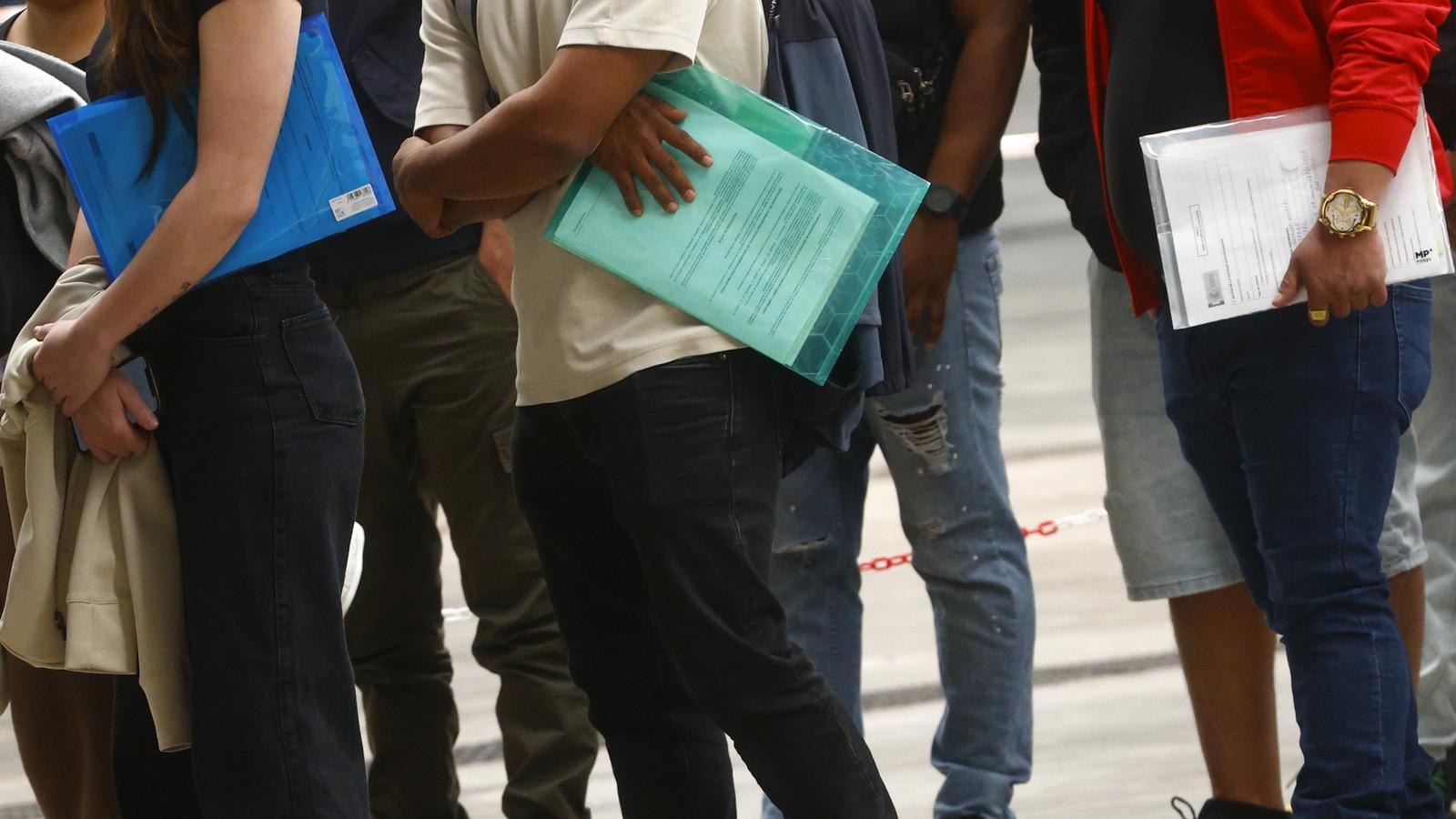 Hundreds of people queue to obtain the documents that facilitate their regularization in L'Hospitalet de Llobregat.