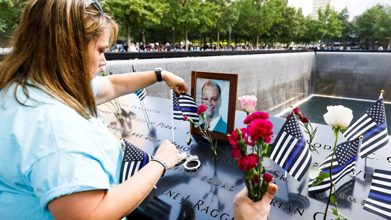 Sue Latter ret homenatge a les víctimes de l'11-S, entre les quals hi ha el seu amic Timothy A. Roy, policia de Nova York