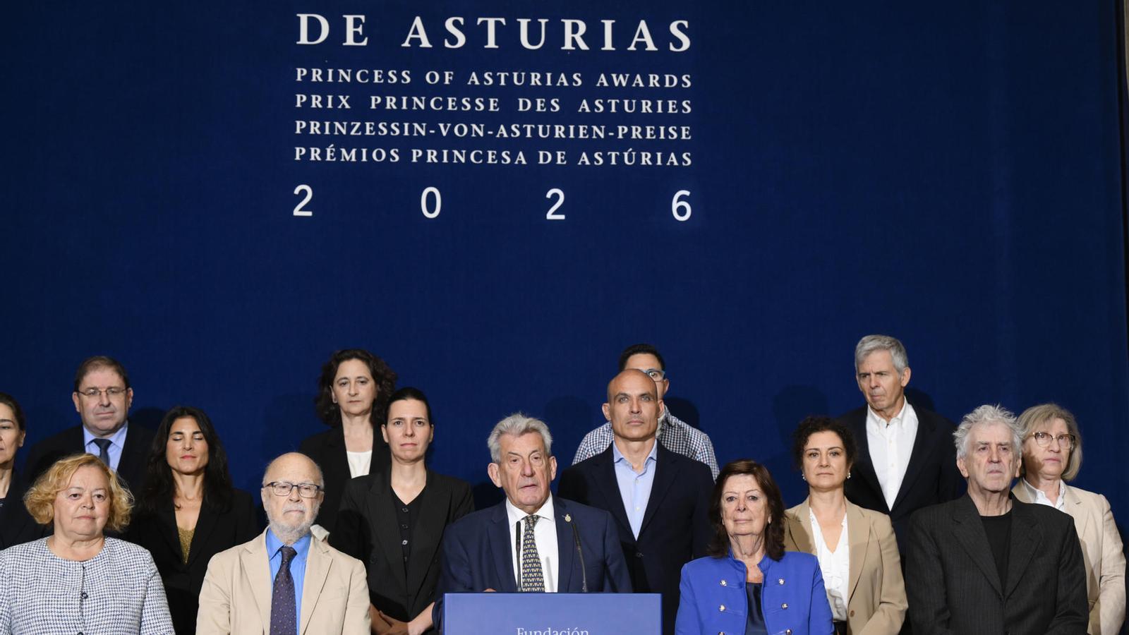 The president of the jury of the Princess of Asturias Award for Scientific Research, Pedro Miguel Echenique (in the center), announces the award to chemists David Klenerman and Shankar Balasubramanian and Frenchman Pascal Mayer, pioneers of next-generation technology for DNA sequencing