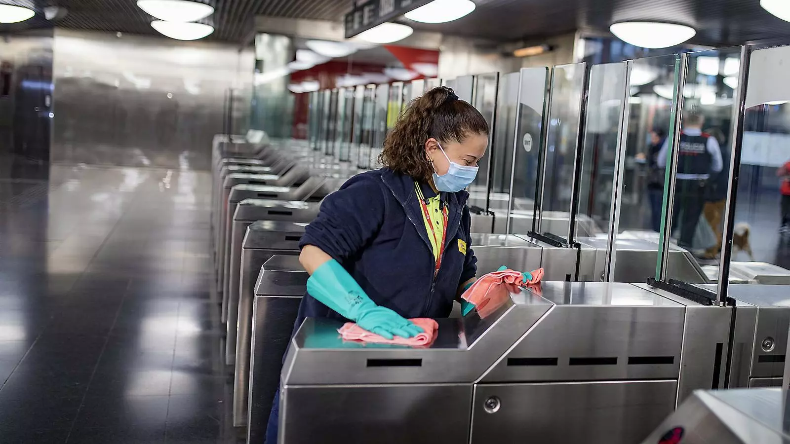 Una treballadora ahir al matí netejant l’entrada al metro de Barcelona.