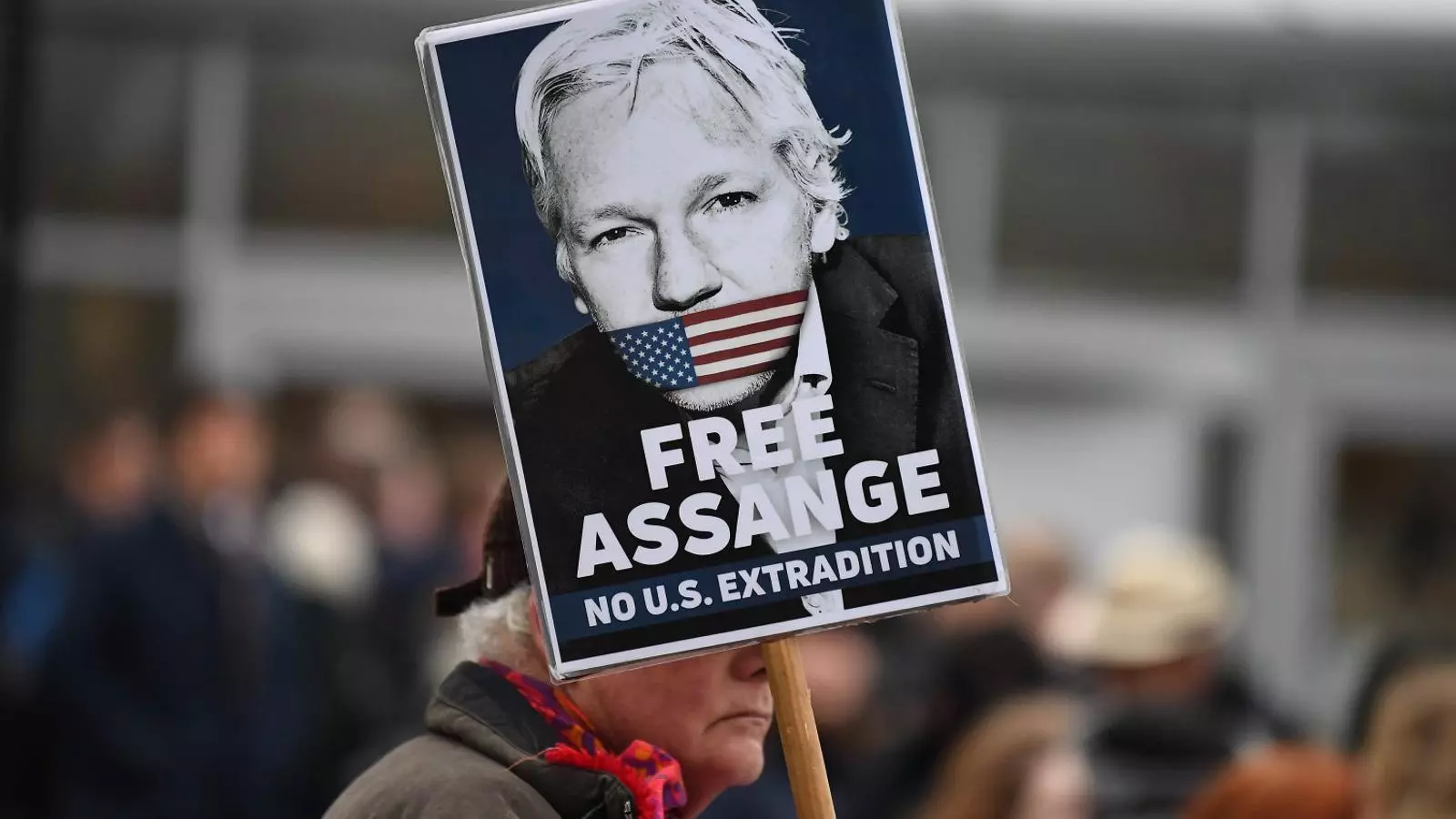 Un manifestant amb un cartell que demana la llibertat d’Assange.
