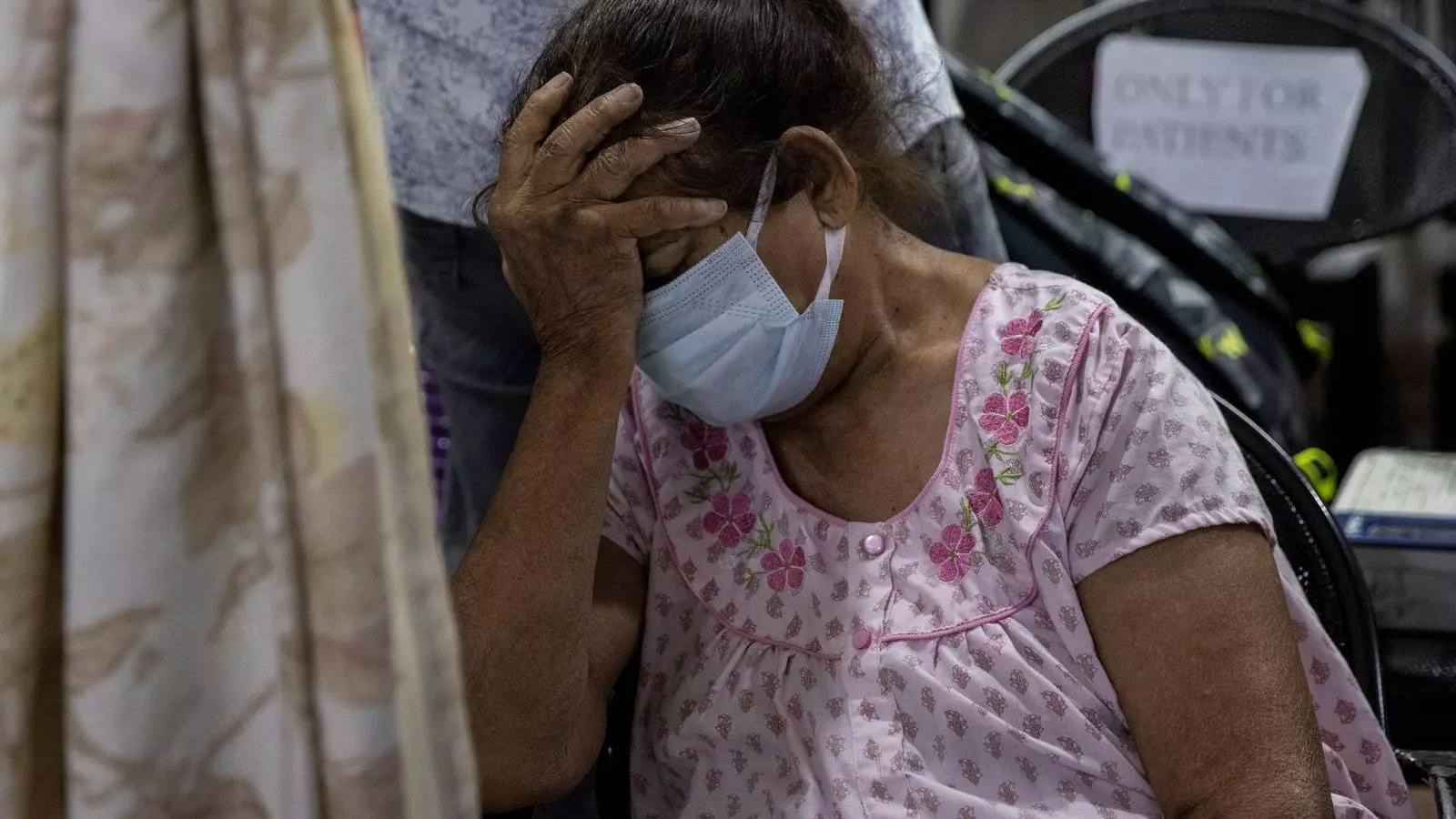Una pacient malalta de coronavirus a un hospital de Nova Delhi esperant ser atesa.