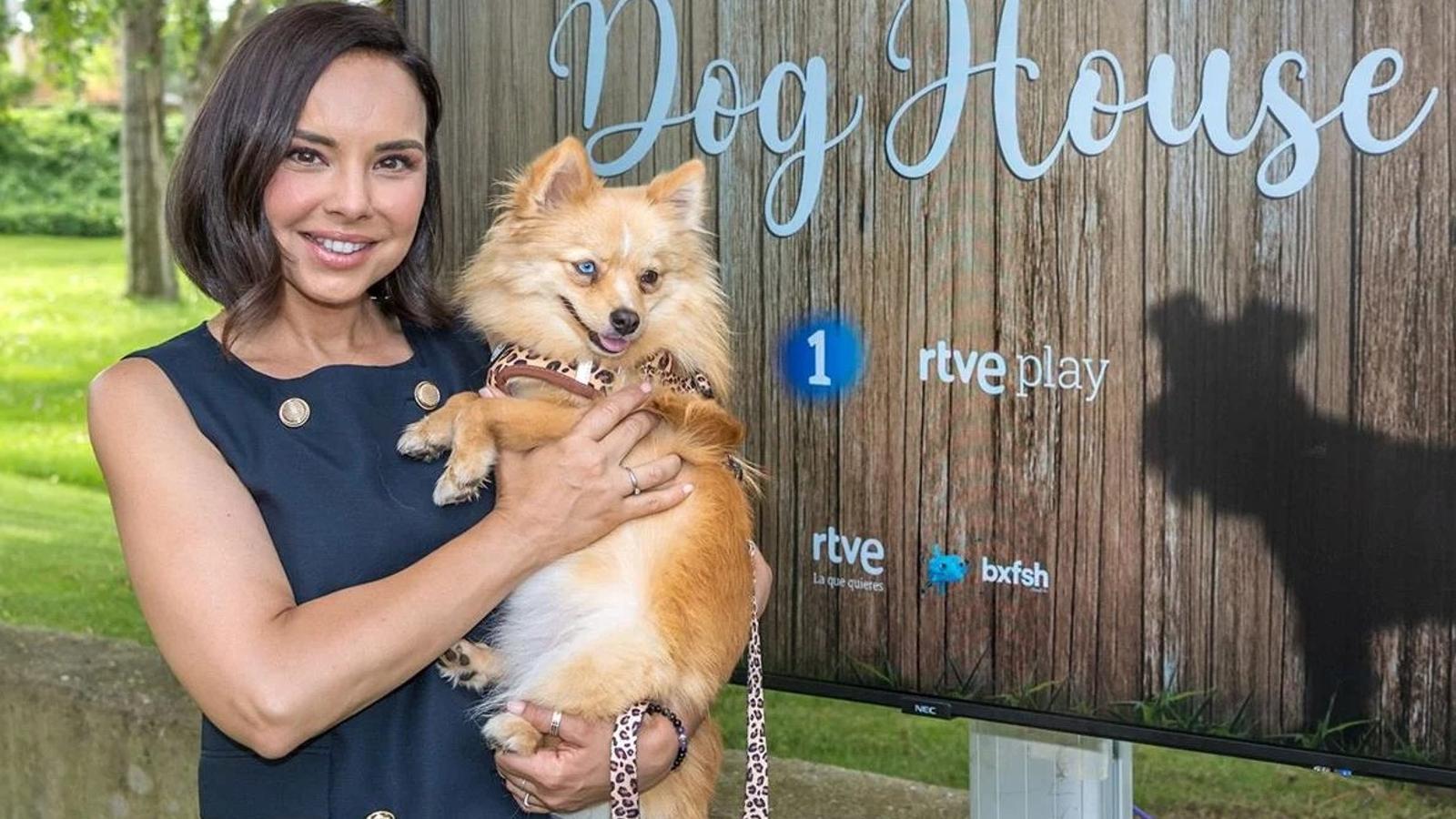 Chenoa, in a promotional image for 'Dog House'