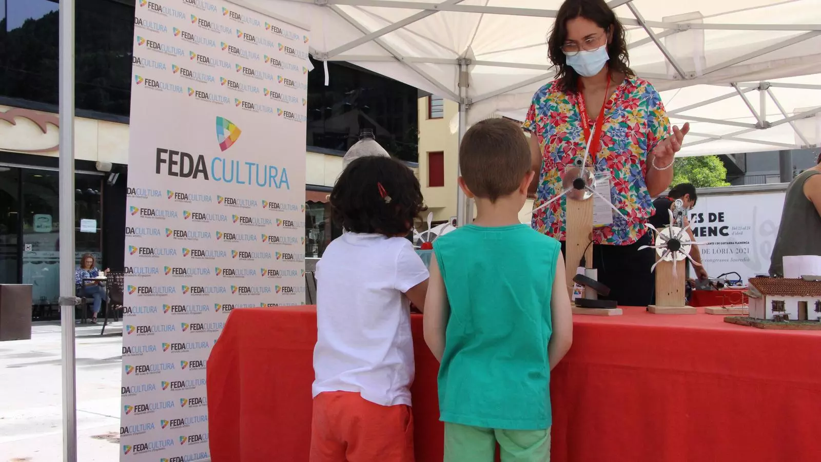 Infants en una de les activitats organitzades per FEDA en el segon dia a les Jornades de l'energia i ciutats sostenibles.