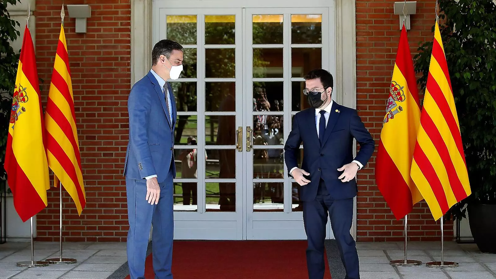 Pedro Sánchez y Pere Aragonès saludándose ante los fotógrafos martes a la Moncloa.