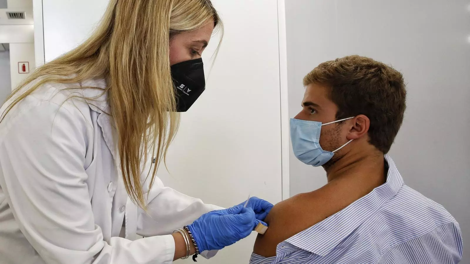 Un jove vacunant-se contra el coronavirus a Barcelona.