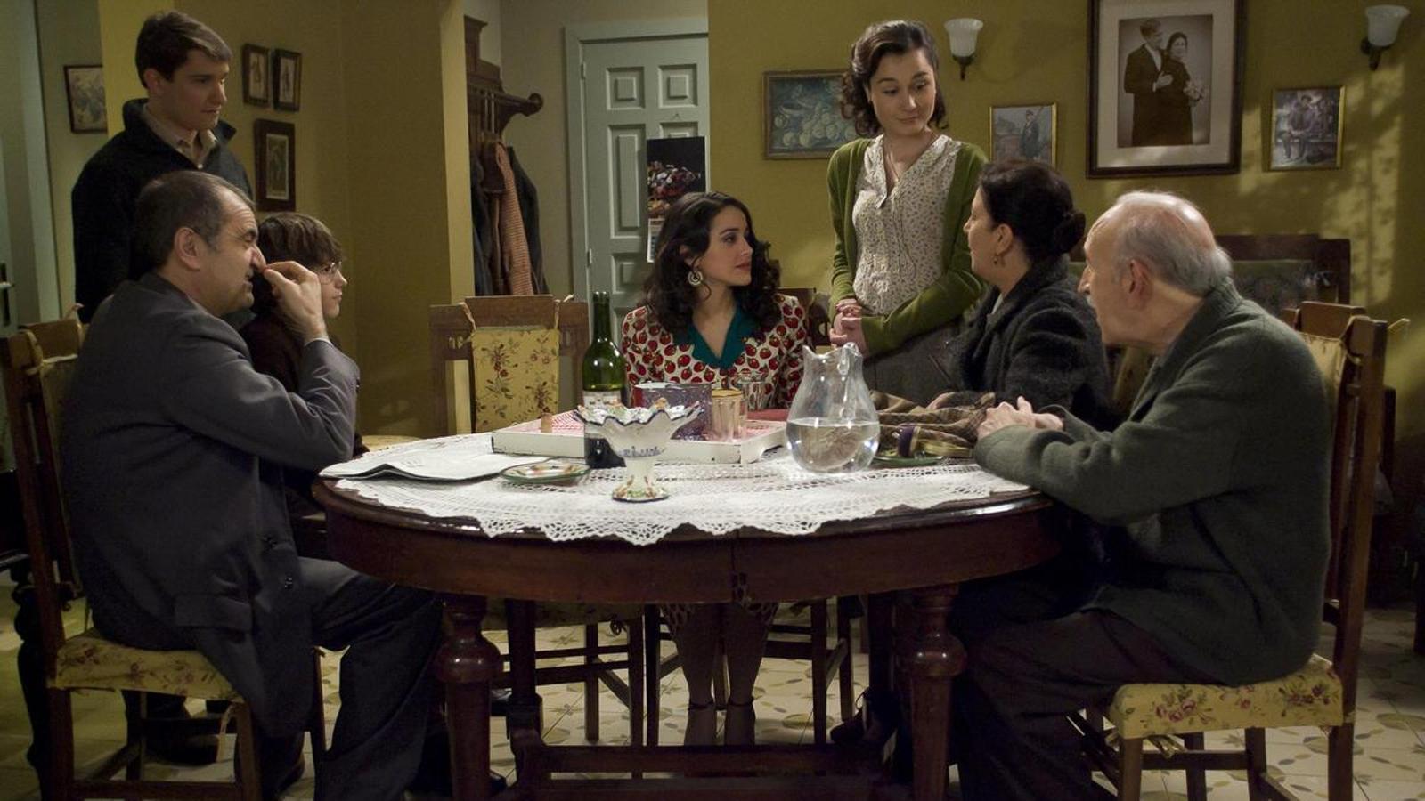 Despite the good audience results, TVE has not retained the series Amar en tiempos revueltos.